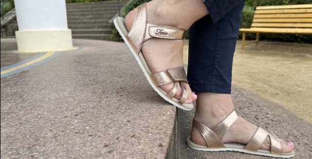 SANDALIAS REIA ORO ROSA